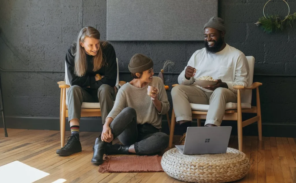 Một nhóm người đang nói chuyện