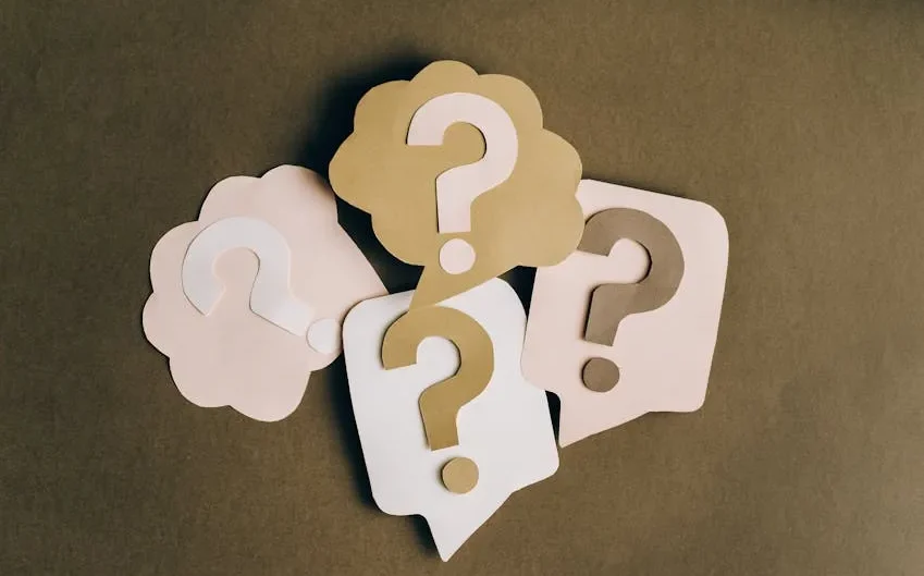 Một nhóm người đang ăn uống