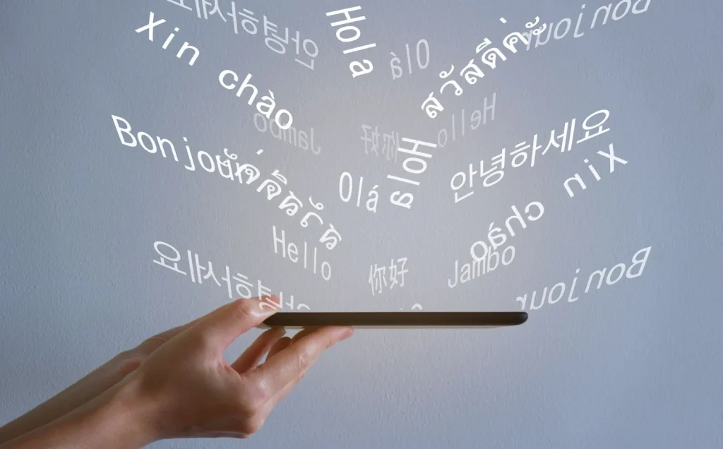 Một người đàn ông đang sử dụng máy tính trên Shinkansen