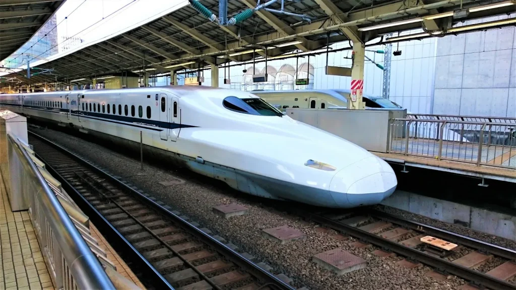 Hình ảnh một người đàn ông đang xem tàu Shinkansen