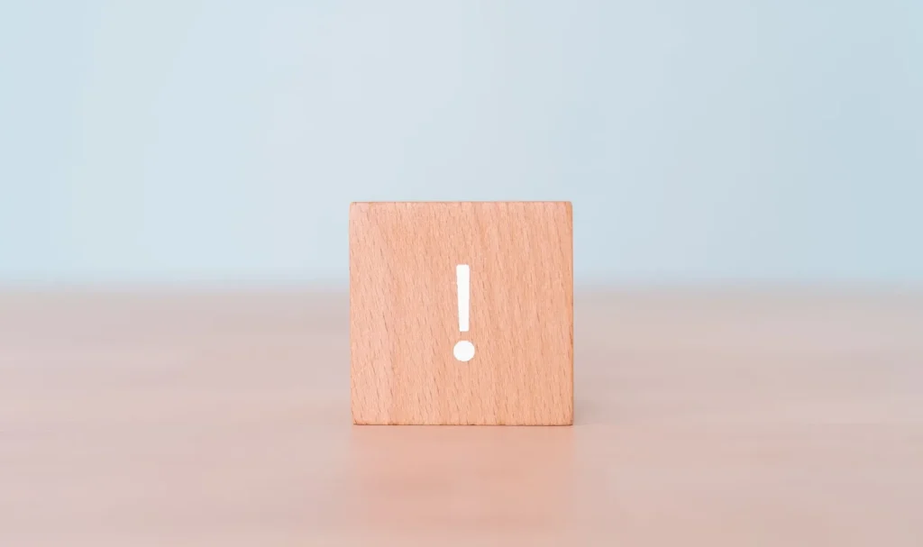 Một người đàn ông đang xem điện thoại thông minh