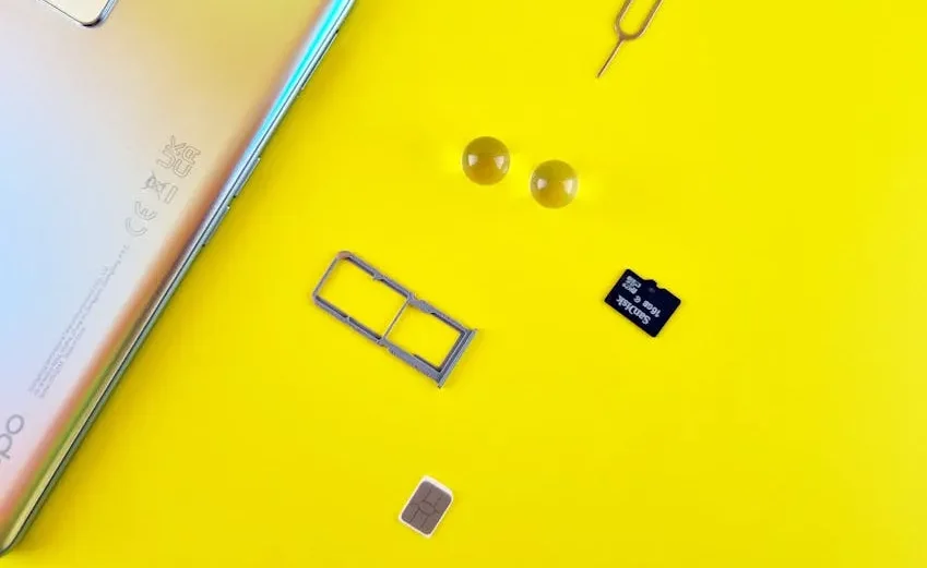 Một người đàn ông đang xem điện thoại thông minh trên Shinkansen