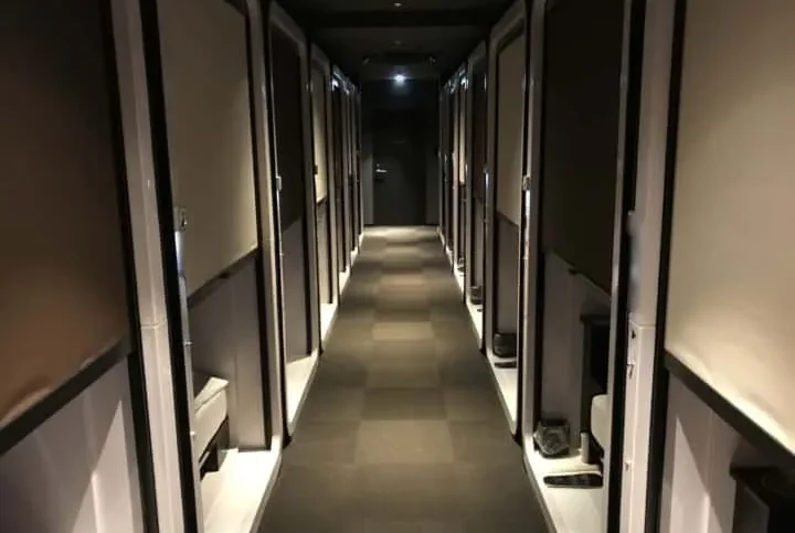 Hình ảnh một người đàn ông đang xem đồng hồ