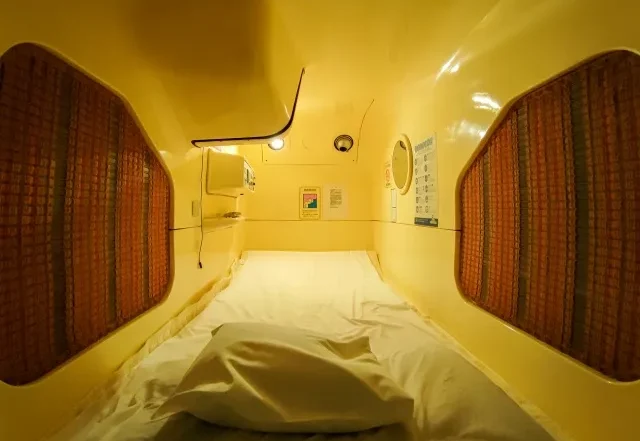 Hình ảnh một người đàn ông đang ở trong khách sạn con nhộng