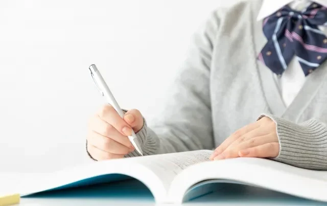 Hình ảnh một người đàn ông đang giải thích