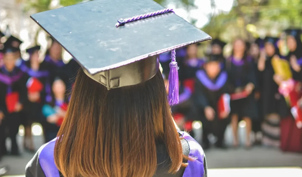 Hình ảnh một người đàn ông đang giảng bài