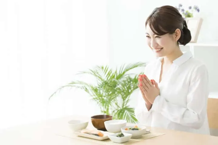 Một người đàn ông nói Itadakimasu