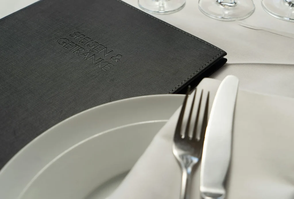 Một người đàn ông đang xem thực đơn