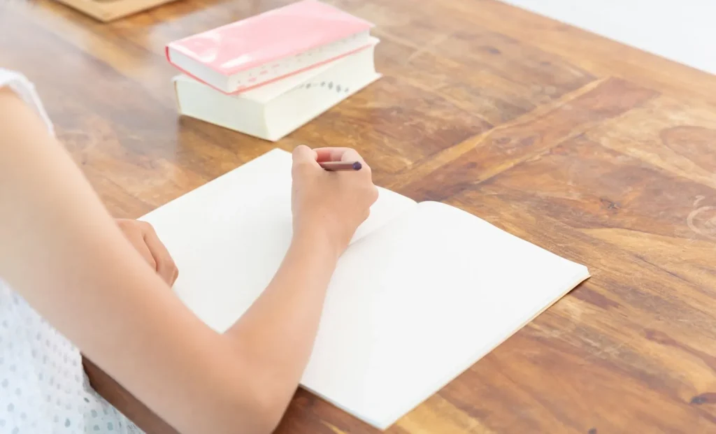 Một người đàn ông đang xem đồng hồ