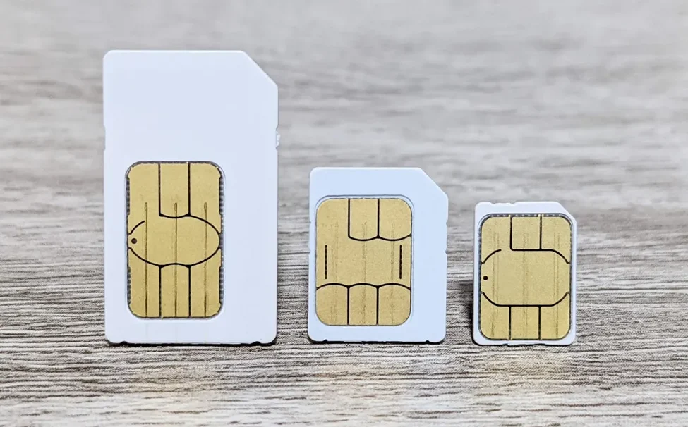 Hình ảnh một người đang xem điện thoại thông minh