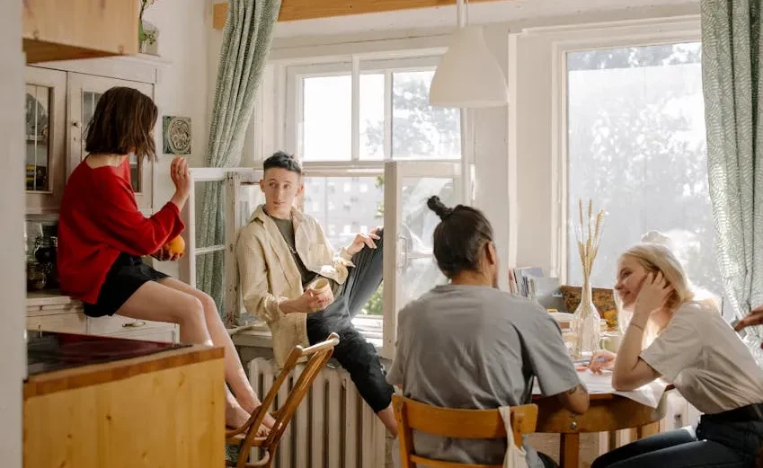 Một nhóm người đang ăn uống