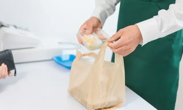 Một người đàn ông đang làm thêm tại quán cà phê