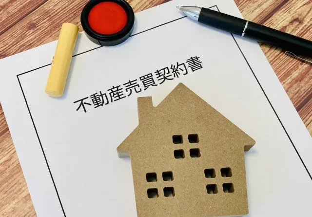 Một người đàn ông đang thảo luận