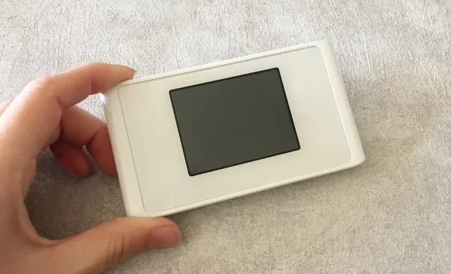 Hình ảnh một người đàn ông đang xem đồng hồ