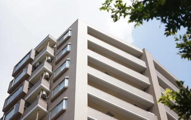 Một người đàn ông đang xem hồ sơ