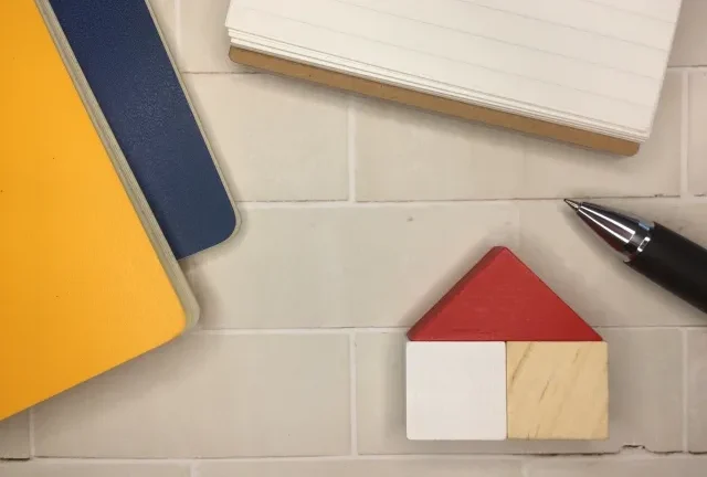 Một người đàn ông đang xem hồ sơ