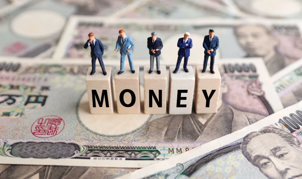 Một người đàn ông đang xem máy tính