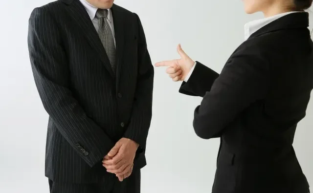 Một người đàn ông đang xem đồng hồ