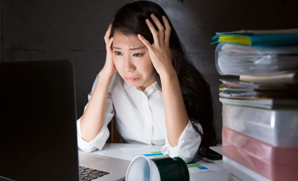 Hình ảnh một người đàn ông bị căng thẳng ở nơi làm việc