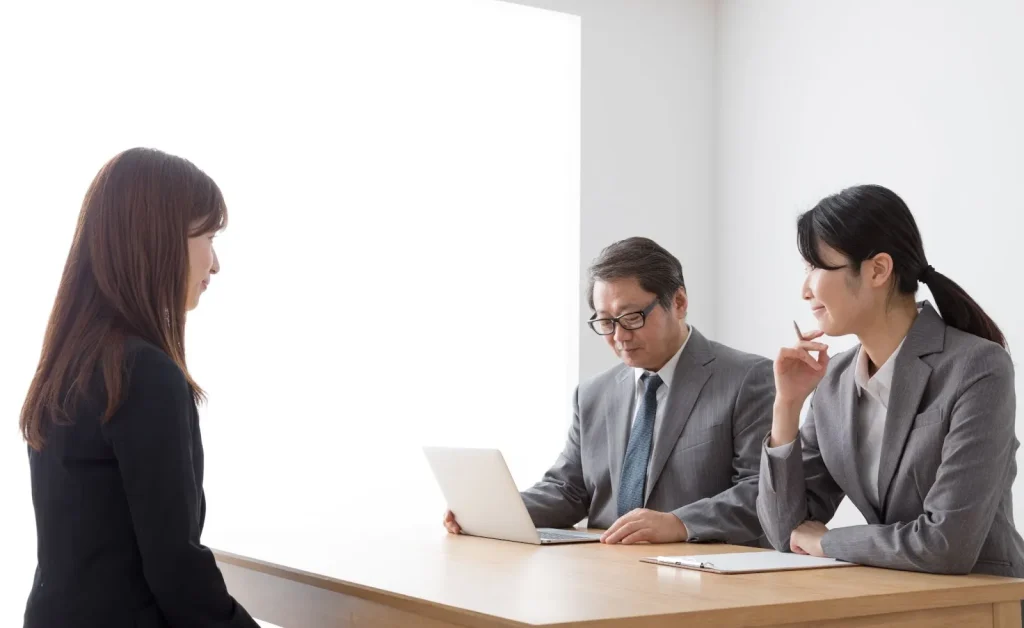 Một người đàn ông đang phỏng vấn