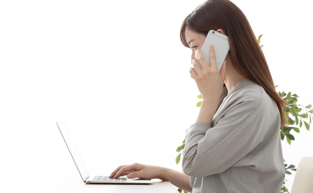 Một người đàn ông đang tư vấn