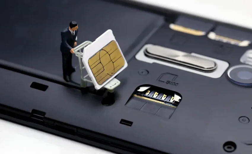 Một người đàn ông đang xem gói SIM Card