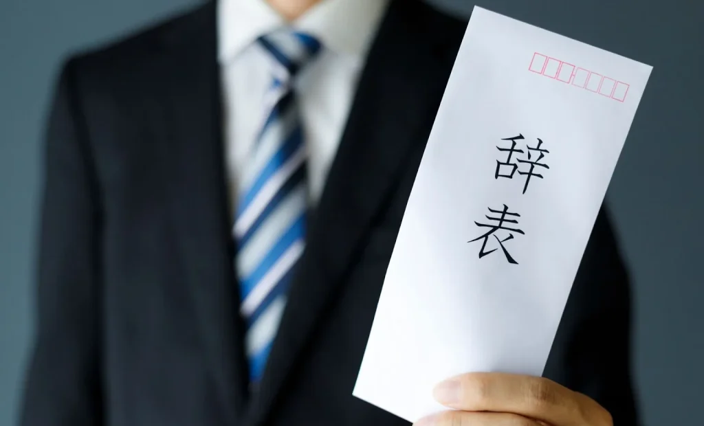 Một người đàn ông đang đi ra ngoài