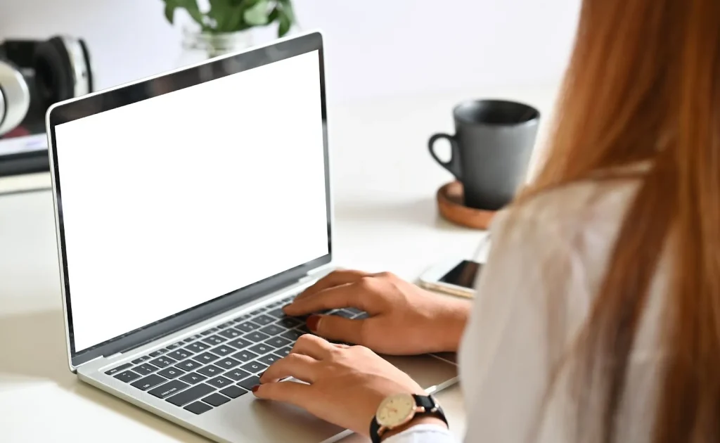 Một người đàn ông đang xem thông tin việc làm trên máy tính