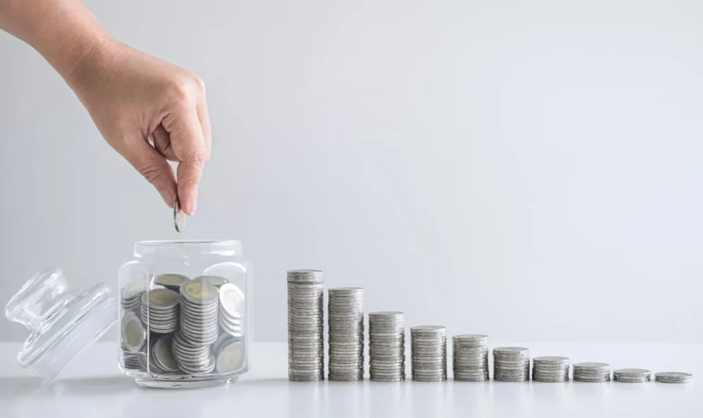 Một người đàn ông đang xem bảng giá