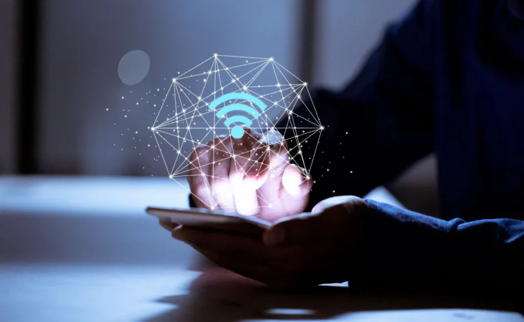 Một người đàn ông đang xem đồng hồ