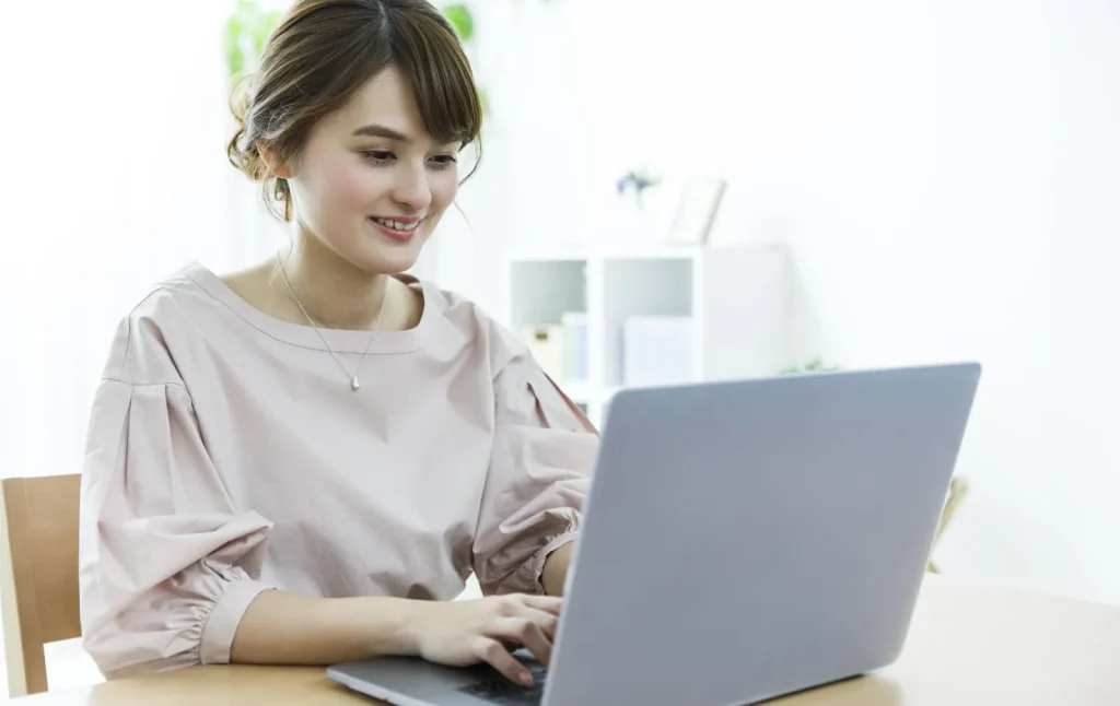 Một người đàn ông đang xem máy tính