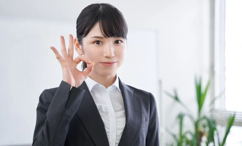 Một người đàn ông đang tự tin nói chuyện