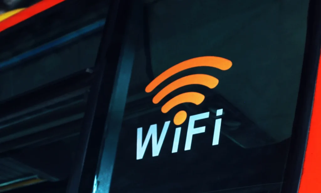 Một phụ nữ đang xem điện thoại thông minh trên phố