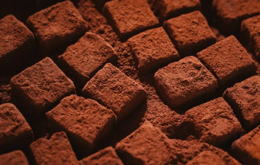 Một người đàn ông đang thưởng thức sô cô la