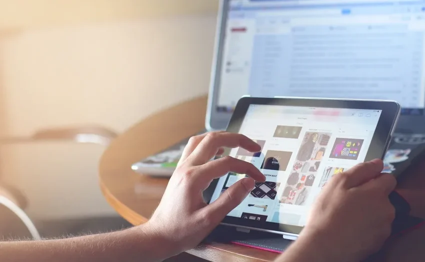 Hình ảnh một người đàn ông đang sử dụng máy tính