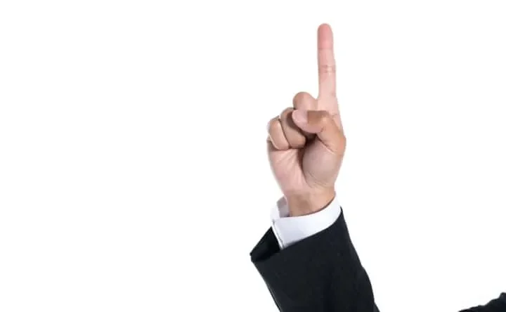 Một người đàn ông đang xem hồ sơ