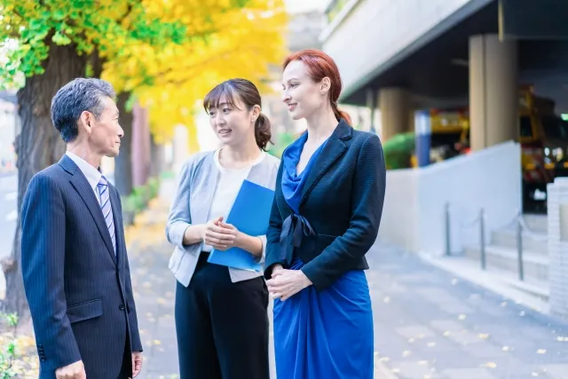 Hình ảnh một người phụ nữ đang viết