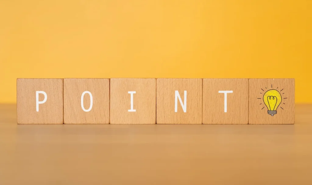 Một người đàn ông đang xem hồ sơ