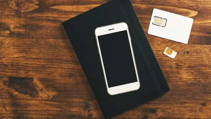 Một phụ nữ đang dùng điện thoại thông minh