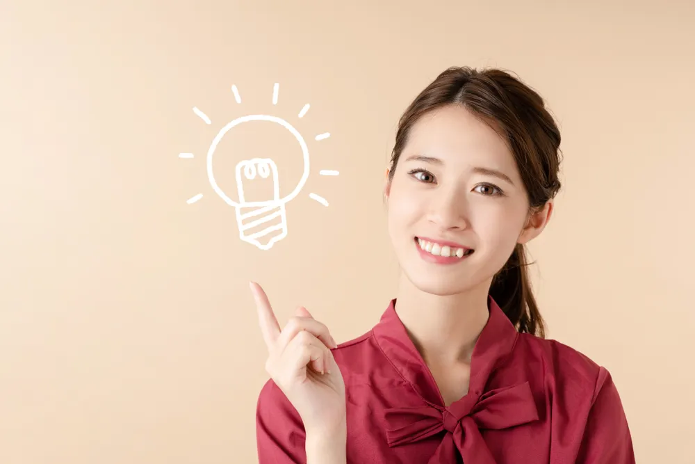 Một phụ nữ đang xem SIM Card