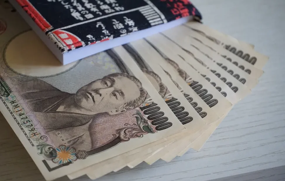 Một người đàn ông đang xem đồng hồ