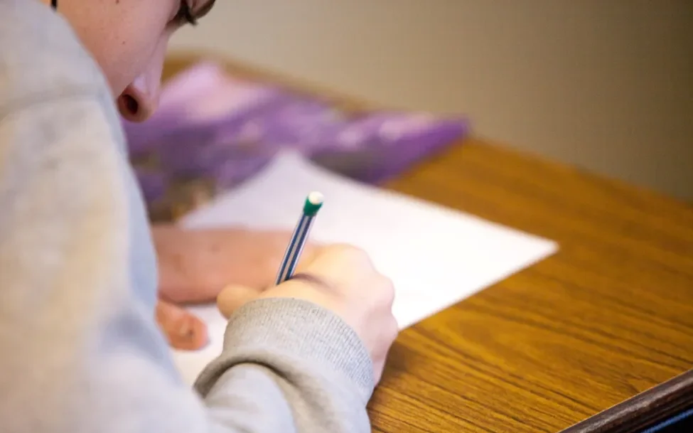 Một người đàn ông đang xem hồ sơ