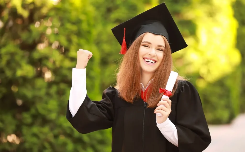 Hình ảnh một người đàn ông đang xem hồ sơ