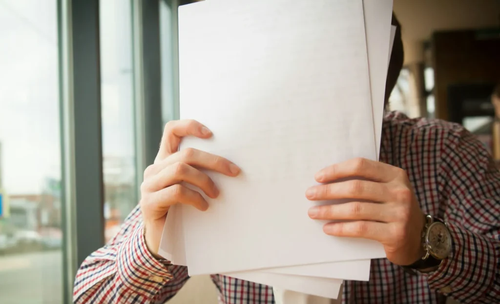 Một người đàn ông đang xem hồ sơ