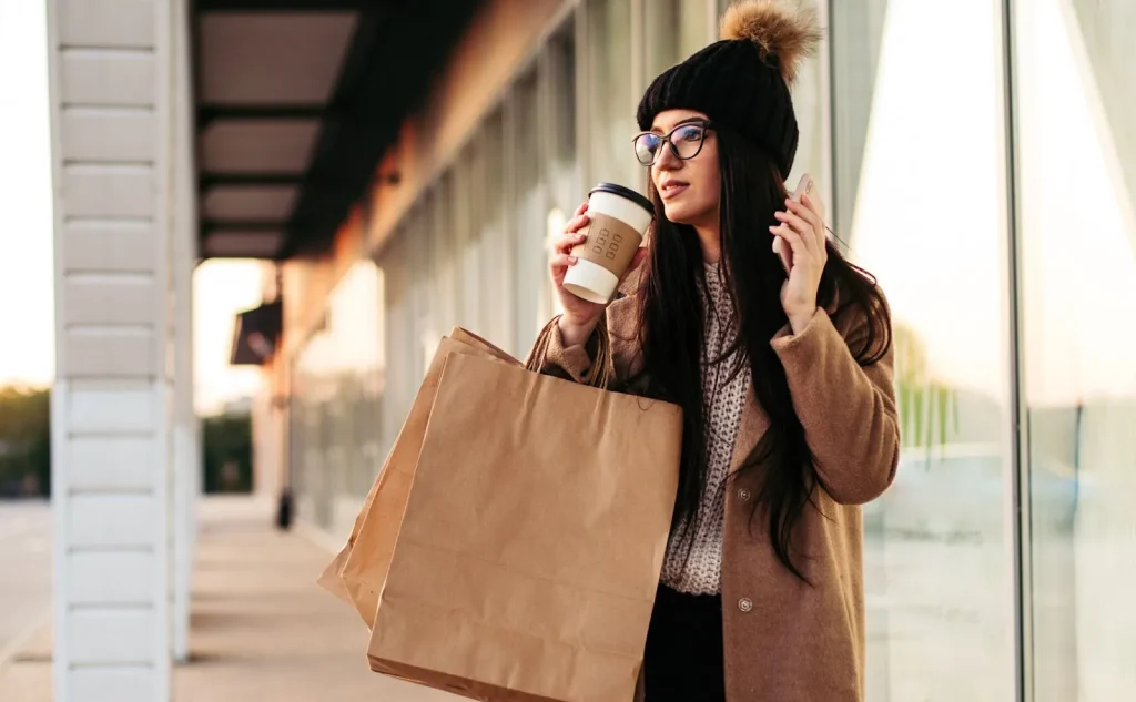 Một người đàn ông đang xem một bức tranh nghệ thuật