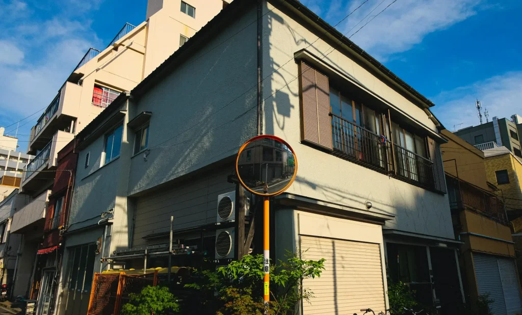 Một cặp đôi đang xem nhà