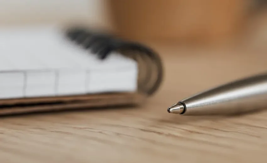 Hình ảnh một người phụ nữ đang viết sơ yếu lý lịch