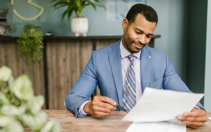 Hình ảnh một người phụ nữ đang viết sơ yếu lý lịch