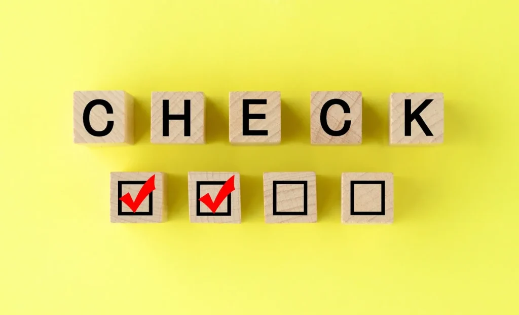 Hình ảnh một người đàn ông đang kiểm tra