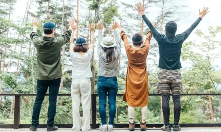 Một người đàn ông đang thư giãn ở thiên nhiên